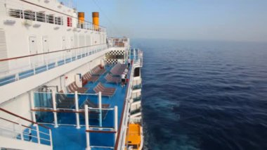 işçiler cruise gemi güverte temizler
