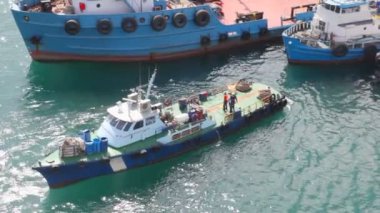 kesici mavnalar port fujairah Basra Körfezi'nde yapılan yakın işçi konuşurken.