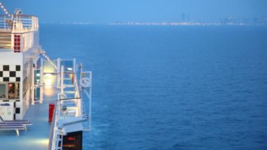 gece deniz şehri yelkenli kruvazör