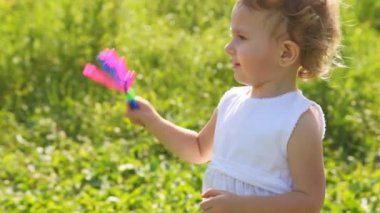 Kız şen şakrak bir çıngırak titriyor