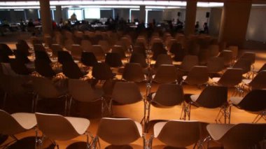 bazı ile birçok sandalye boş düşük ışık konferans salonu içinde hareket