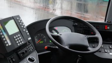 boş taksi ile gelen içinde gösterilen veri yolu, pencerenin yağmur