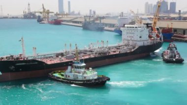 iki çekici tekne tanker sea port açma