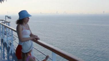 kadın ve kız duruyor cruise liner güvertede