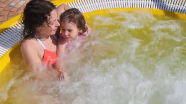 Anne ve kızı, geminin güvertesinde sıcak Jakuzi içinde