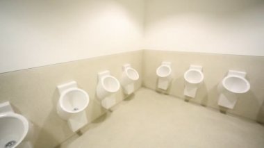 boş mens pisuar sıra ile tuvalet ve kaydırma