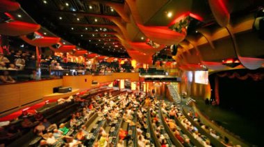 konser salonunda oturuyor