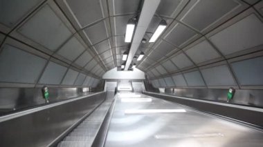 kimse ile Londra metro üzerinde iniyor yürüyen merdiven