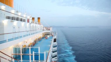 cruise gemi denizde yürür