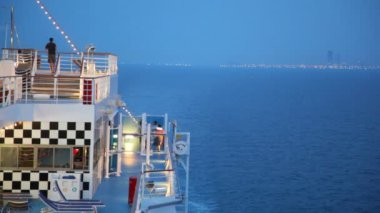 gece denize yakın gökdelenler ile puslu şehir