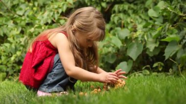 kız oynamak ve biraz kahverengi mantar keşfedin