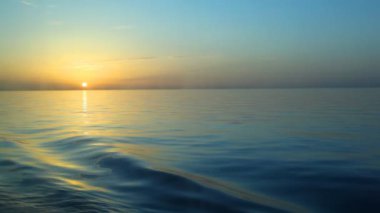 Sunset su üstünde gemi tarafından cleaves