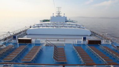 satırları üst güverte şezlonglar, cruise gemi