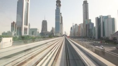 Monoray tren penceresinden sağ şehir görüntüleyin