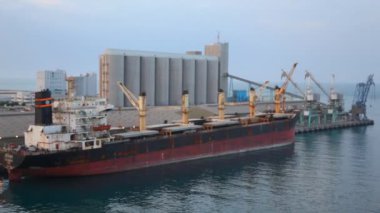 abu Dhabi, Birleşik Arap Emirlikleri seaport MAVNA tarafından geçmiş kamera hareket durdu
