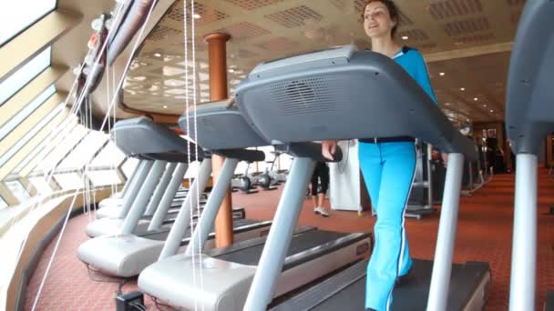 Κάτω όψη σε γυναίκα άσκηση στο γυμναστήριο — Αρχείο Βίντεο