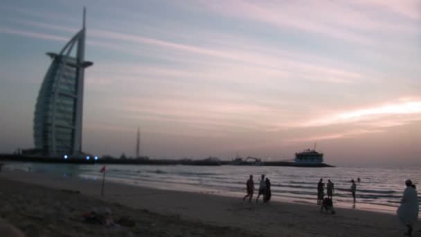 大帆形 burj al 阿拉伯酒店采取和晚上在迪拜海滩. — 图库视频影像
