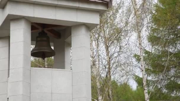 Колокол-памятник испанцам, погибшим во время Второй мировой войны на Поклонной горе, Москва — стоковое видео