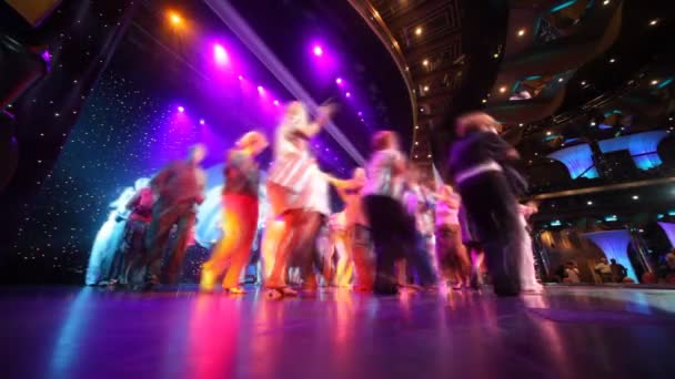 कोस्टा डेलिझोसा मधील नृत्य निवृत्तीवेतनधारक सर्वात नवीन कोस्टा क्रूझ जहाज — स्टॉक व्हिडिओ
