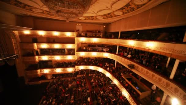 Leave on break in operetta "Graph Monte Cristo" at Moscow Operetta Theater — Stock Video