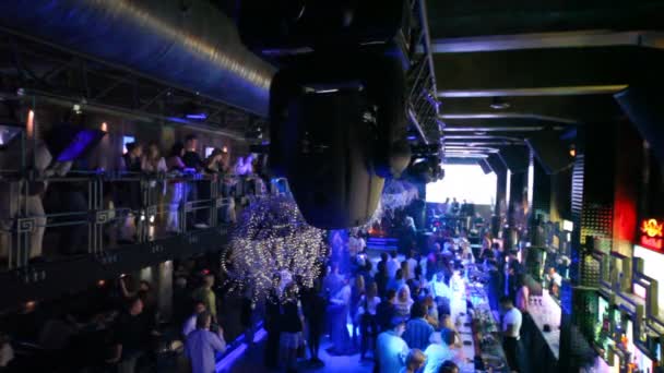 Projektor vända i nattklubb med många dans — Stockvideo