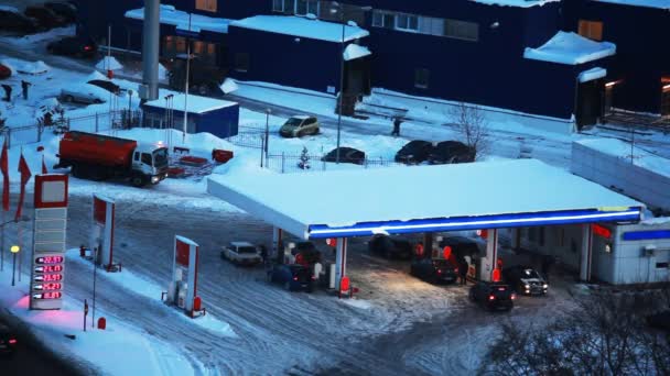 Autók benzinkútnál tankol, télen — Stock videók