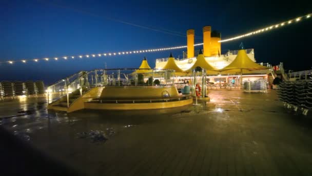 Nachtschwimmbecken auf dem Oberdeck des Kreuzfahrtschiffes — Stockvideo