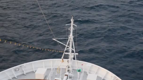 Лук круизного судна, движущегося в синем море — стоковое видео