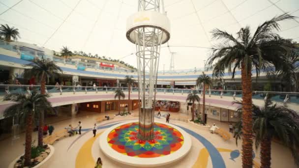 Marina mall is de tweede grootste winkelcentrum van de hoofdstad van Verenigde Arabische Emiraten — Stockvideo