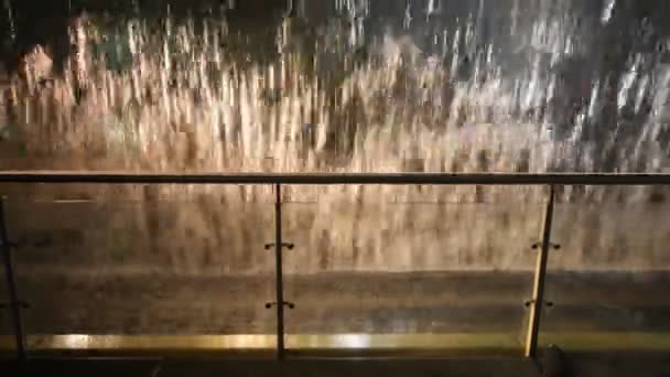 Trapleuning en kunstmatige waterval met verlichting binnen — Stockvideo