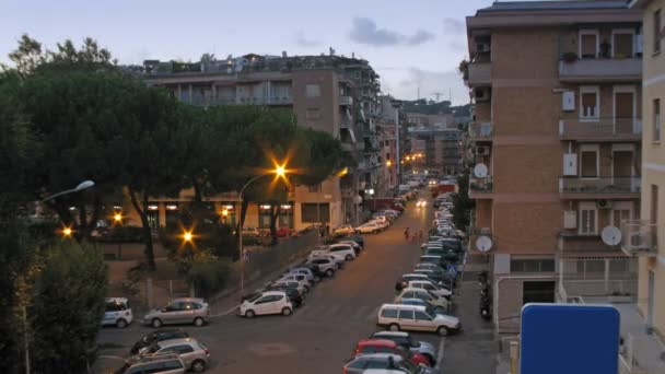 Trafic de véhicules lourds dans une rue de Rome la nuit — Video