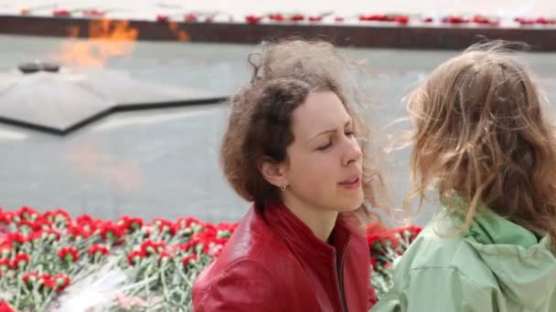 Woman and little daughter against eternal fire in Moscow — Stock Video