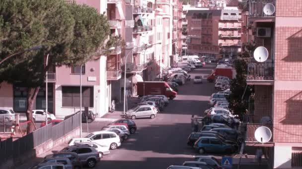 Tráfico de vehículos pesados en alguna calle de Roma durante el día — Vídeos de Stock