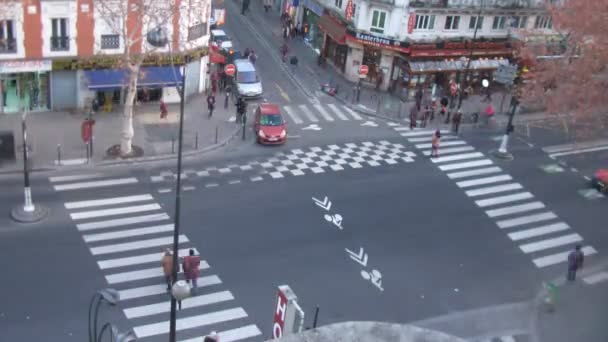 Belebte Kreuzung in der Nähe der U-Bahn-Station Chateau deau in Paris, Frankreich. — Stockvideo