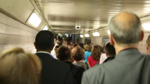 Sehr viele fahren in der U-Bahn an jedem vorbei oder — Stockvideo