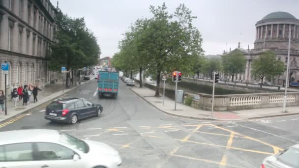 Coches y personas que se mueven en la calle de Dublín — Vídeos de Stock