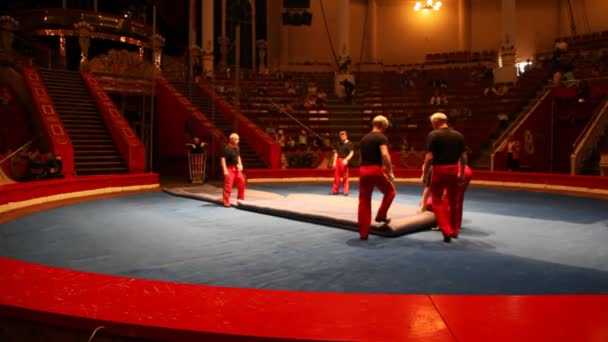 Workers removes mat surface of arena in the Old Nikulin Circus, Moscow, Russia — Stock Video