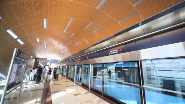 在迪拜，阿拉伯联合酋长国的单轨列车站. — 图库视频影像