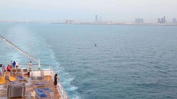 Sur le pont du bateau de croisière qui appareille Abu Dhabi, capitale des EAU — Video