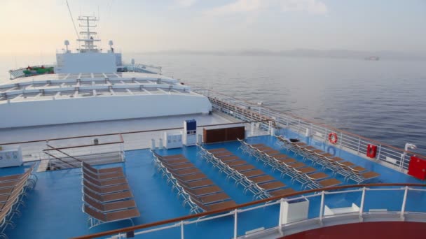 Rijen van ligstoelen op het bovenste dek van cruise schip — Stockvideo