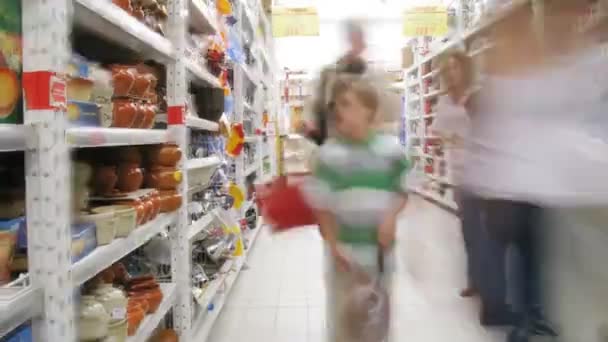 Con carrelli in un supermercato a Mosca, Russia . — Video Stock