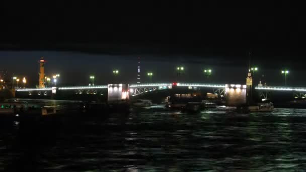 Drawbridge in St-Petersburg at night, on river ships float. — Stock Video