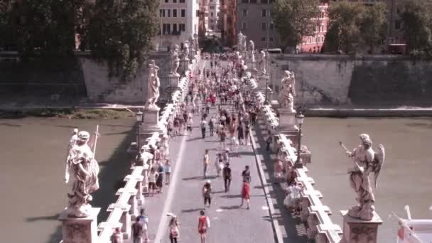 Vooraanzicht op vele passerende brug, sant'angelo — Stockvideo