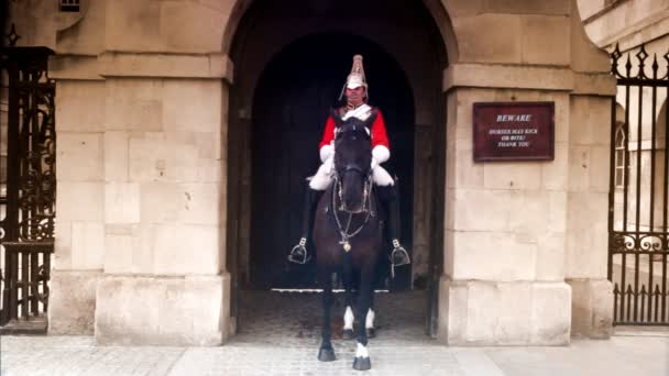 Guardia in uniforme siede a cavallo vicino Horse Guards edificio a Londra, Regno Unito . — Video Stock