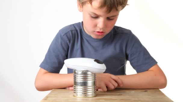 Niño mirando el abrelatas automático giratorio para latas — Vídeo de stock