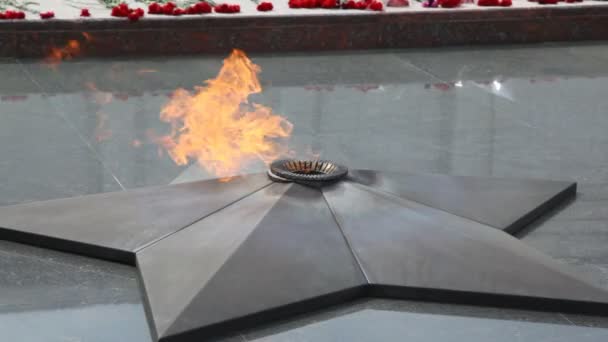 Primo piano di fuoco eterno sul monumento Poklonnaya Hill, Mosca, Russia — Video Stock