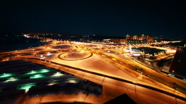 Mouvement autour d'un carrefour sur l'autoroute d'hiver dans la nuit — Video