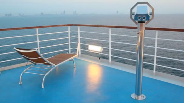 Ligstoel en stationaire verrekijker op cruiseschip — Stockvideo