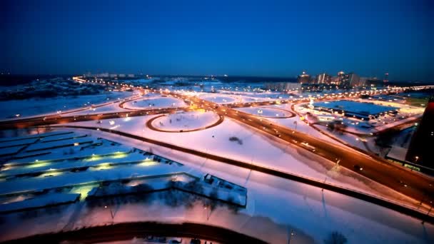 Movimento intorno a un bivio sull'autostrada invernale — Video Stock