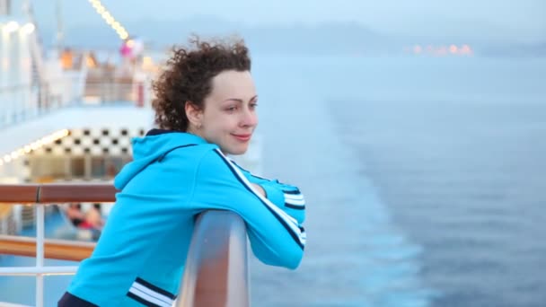 Женщина стоит на палубе круизного судна — стоковое видео
